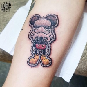 tatuaje_brazo_mickey_mouse__stormtroopers_logia_barcelona_duda_lozano 